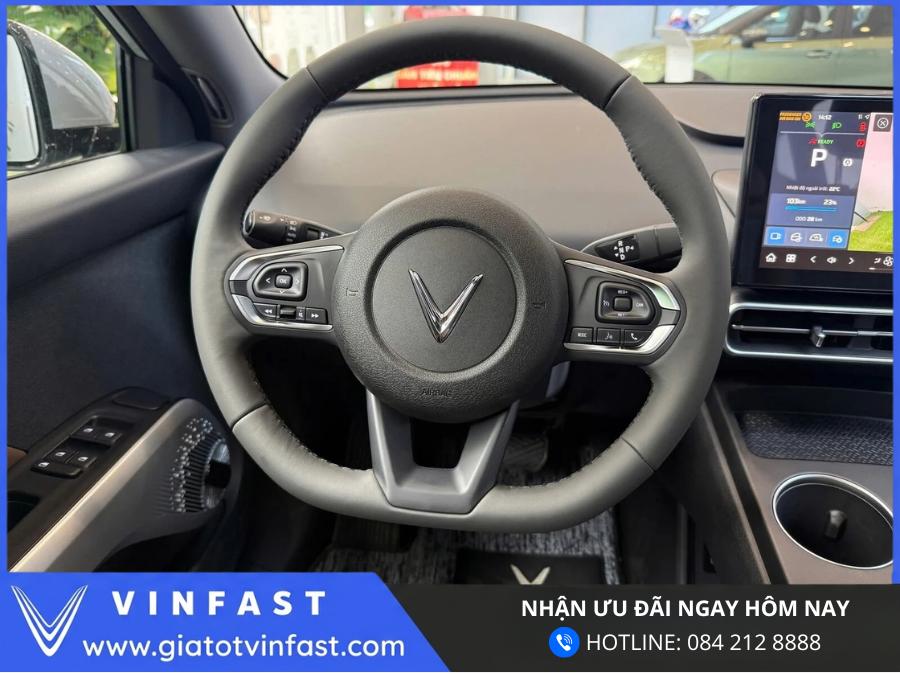 Vô lăng VinFast VF MPV 7 thiết kế D-cut thể thao, bọc da nhân tạo, chỉnh cơ 4 hướng, mang lại cảm giác lái chắc chắn và hiện đại