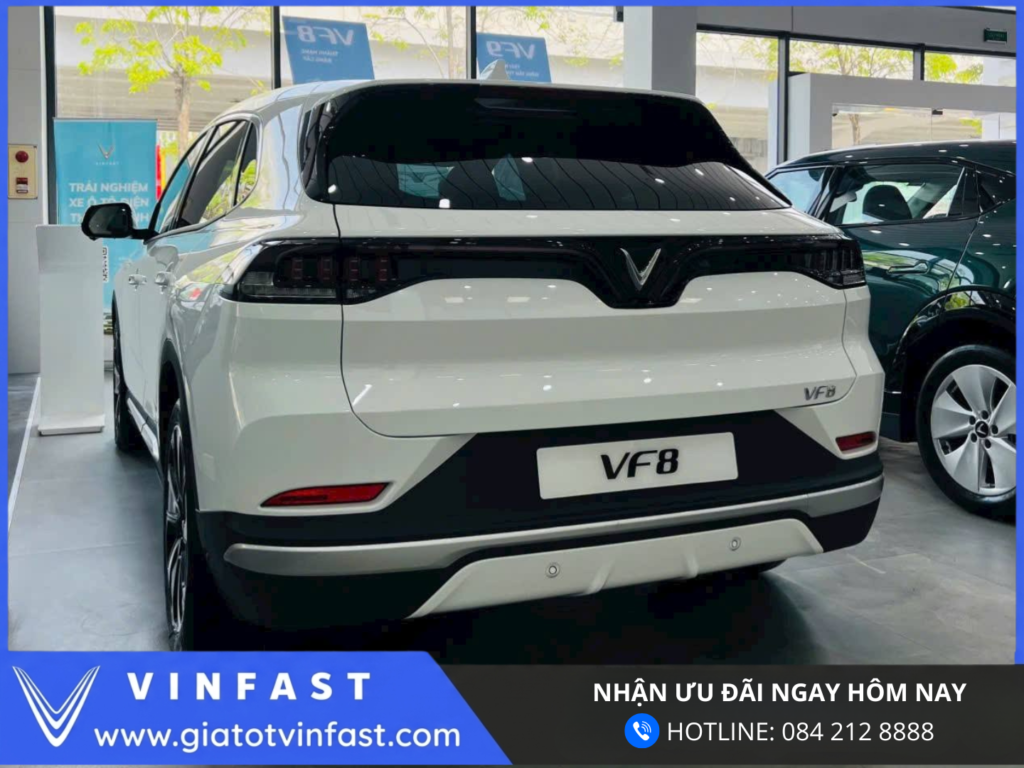 Đuôi xe VinFast VF8 SUV điện thiết kế LED chữ V liền mạch, phong cách hiện đại, mạnh mẽ và sang trọng
