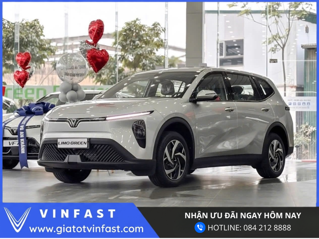 Đầu xe VinFast Limo Green MPV 7 chỗ điện thiết kế hiện đại logo chữ V đặc trưng dải đèn LED định vị ban ngày