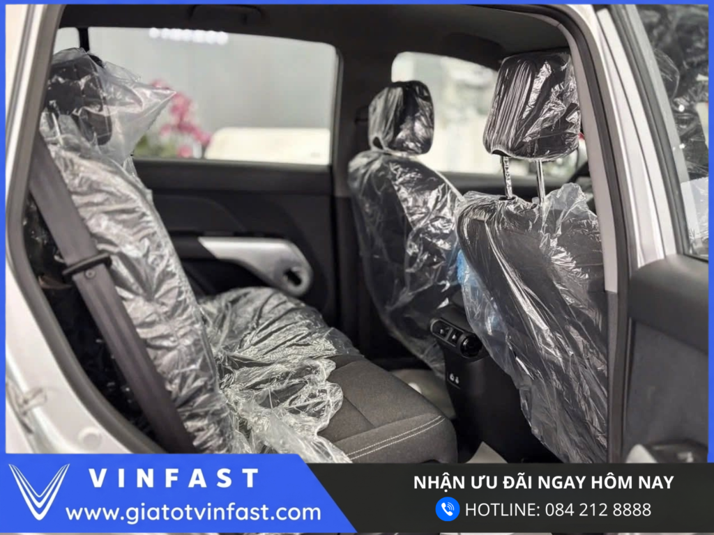 Hàng ghế sau VinFast Limo Green MPV 7 chỗ điện không gian rộng rãi thoải mái phù hợp di chuyển gia đình và dịch vụ