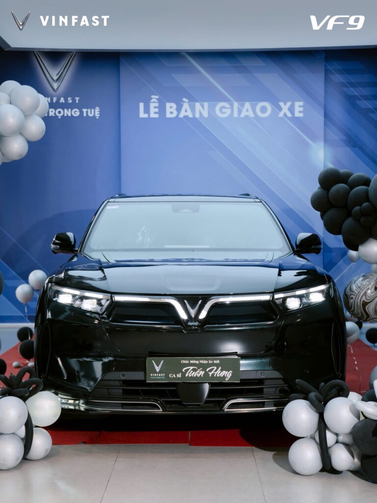 Đầu xe VinFast VF 9 nổi bật logo chữ V thiết kế mạnh mẽ