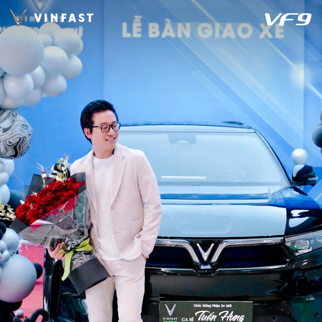 Tuấn Hưng nhận bàn giao VinFast VF 9 SUV điện cao cấp tại đại lý
