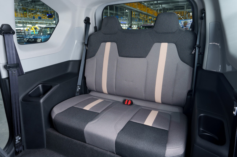 Hàng ghế sau VinFast VF3 rộng rãi thoải mái cho 4 người