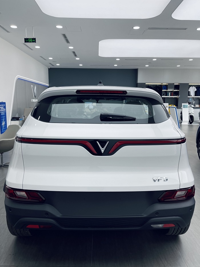 Đuôi xe VinFast VF5 thiết kế gọn gàng, hiện đại với cụm đèn hậu sắc nét, tạo điểm nhấn nhận diện thương hiệu và tăng tính thẩm mỹ tổng thể cho xe điện đô thị.