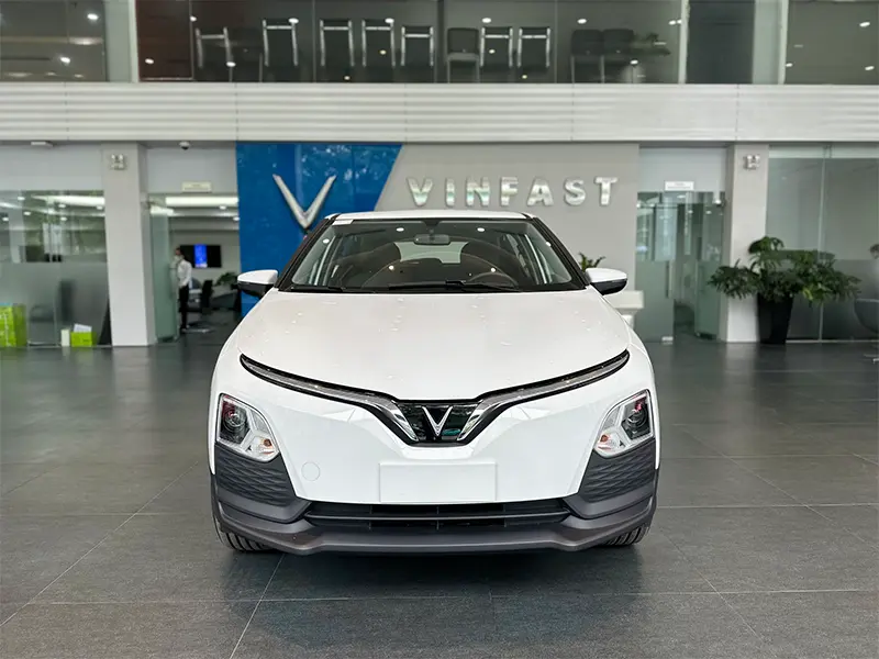 Phần đầu VinFast VF5 nổi bật với thiết kế hiện đại, trẻ trung, mang phong cách xe điện đô thị năng động, tối ưu khí động học và nhận diện thương hiệu đặc trưng VinFast.