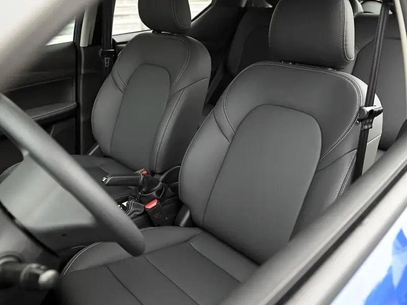 Ghế ngồi VinFast VF5 sử dụng chất liệu bền bỉ, hoàn thiện tinh tế với thiết kế ôm dáng người, mang lại cảm giác ngồi thoải mái, thoáng khí và phù hợp di chuyển trong đô thị.