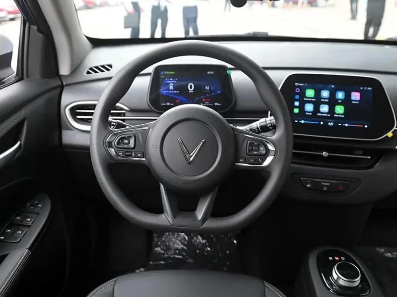 Vô lăng VinFast VF5 thiết kế dạng D-Cut thể thao, tích hợp phím điều khiển tiện lợi, mang lại cảm giác lái linh hoạt, hiện đại và hỗ trợ tối đa khi di chuyển trong đô thị.