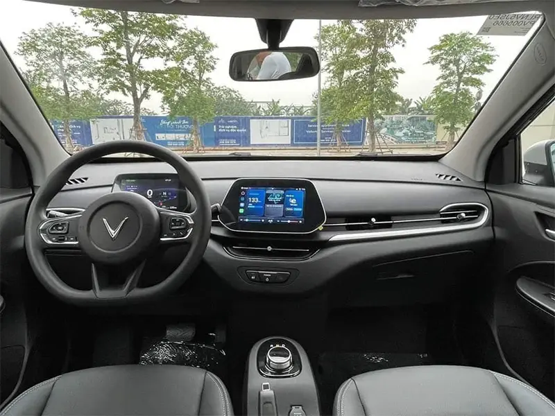 Nội thất VinFast VF5 được thiết kế hiện đại, tối giản nhưng tiện nghi với màn hình trung tâm 8 inch, màn hình lái 7 inch, không gian rộng rãi và nhiều tiện ích thông minh phục vụ di chuyển đô thị.