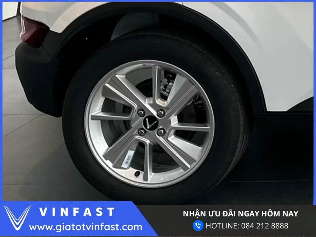 La-zăng VinFast VF5 kích thước 17 inch, thiết kế hợp kim hiện đại, tạo điểm nhấn thể thao và góp phần tăng tính ổn định, thẩm mỹ cho tổng thể xe.