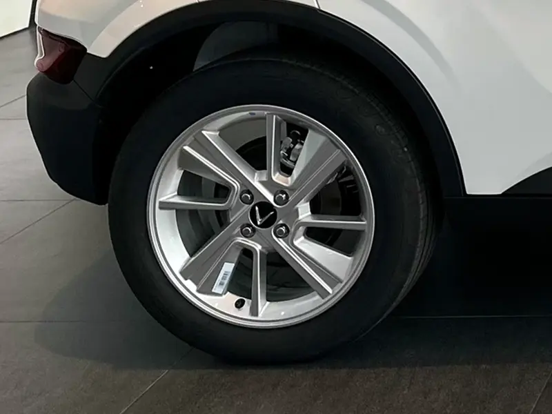 La-zăng VinFast VF5 kích thước 17 inch, thiết kế hợp kim hiện đại, tạo điểm nhấn thể thao và góp phần tăng tính ổn định, thẩm mỹ cho tổng thể xe.