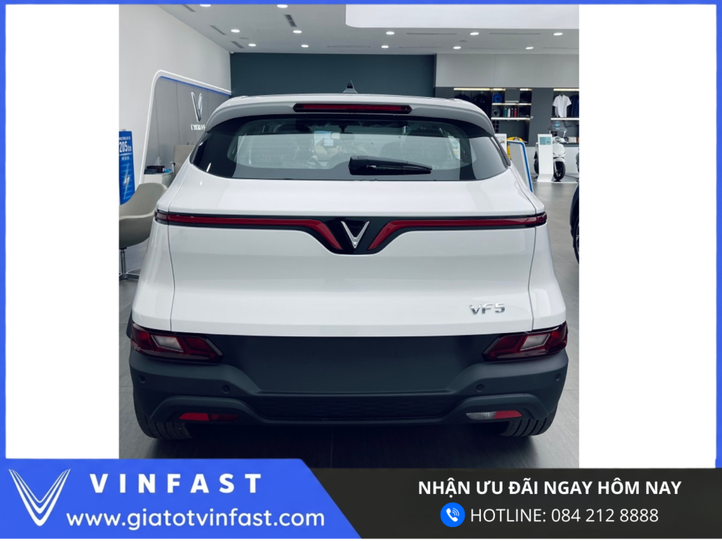 Đuôi xe VinFast VF5 thiết kế gọn gàng, hiện đại với cụm đèn hậu sắc nét, tạo điểm nhấn nhận diện thương hiệu và tăng tính thẩm mỹ tổng thể cho xe điện đô thị.