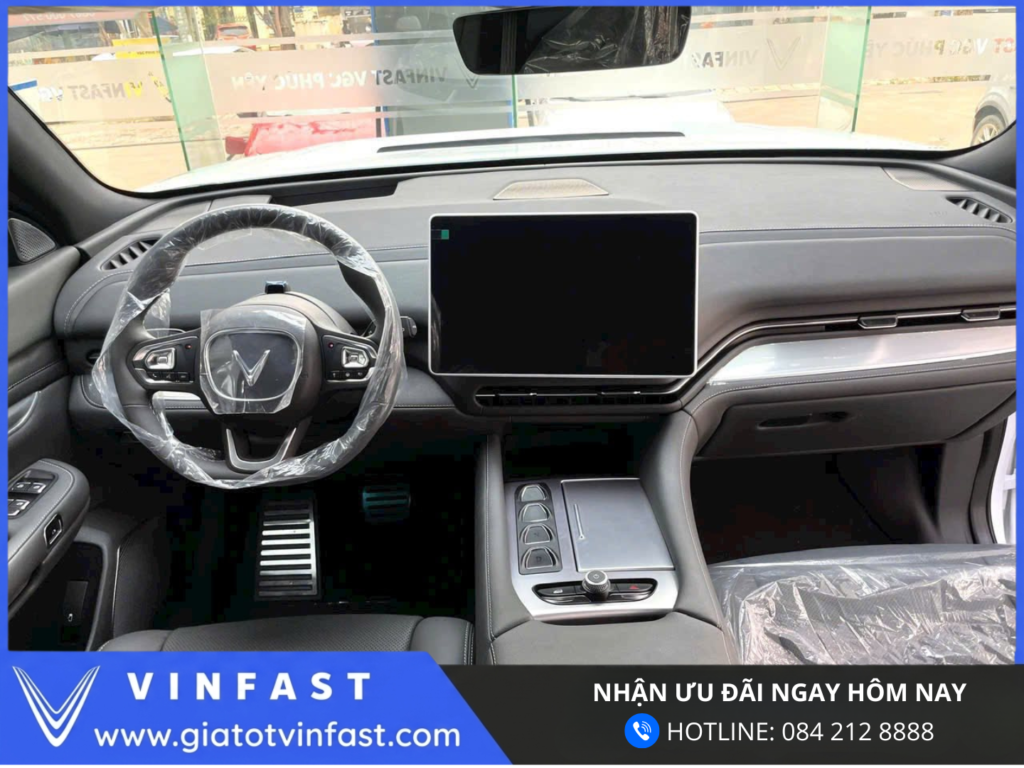 Nội thất phía trước VinFast VF9 SUV điện màn hình 15.6 inch, vô lăng đa chức năng, tiện nghi cao cấp và hiện đại