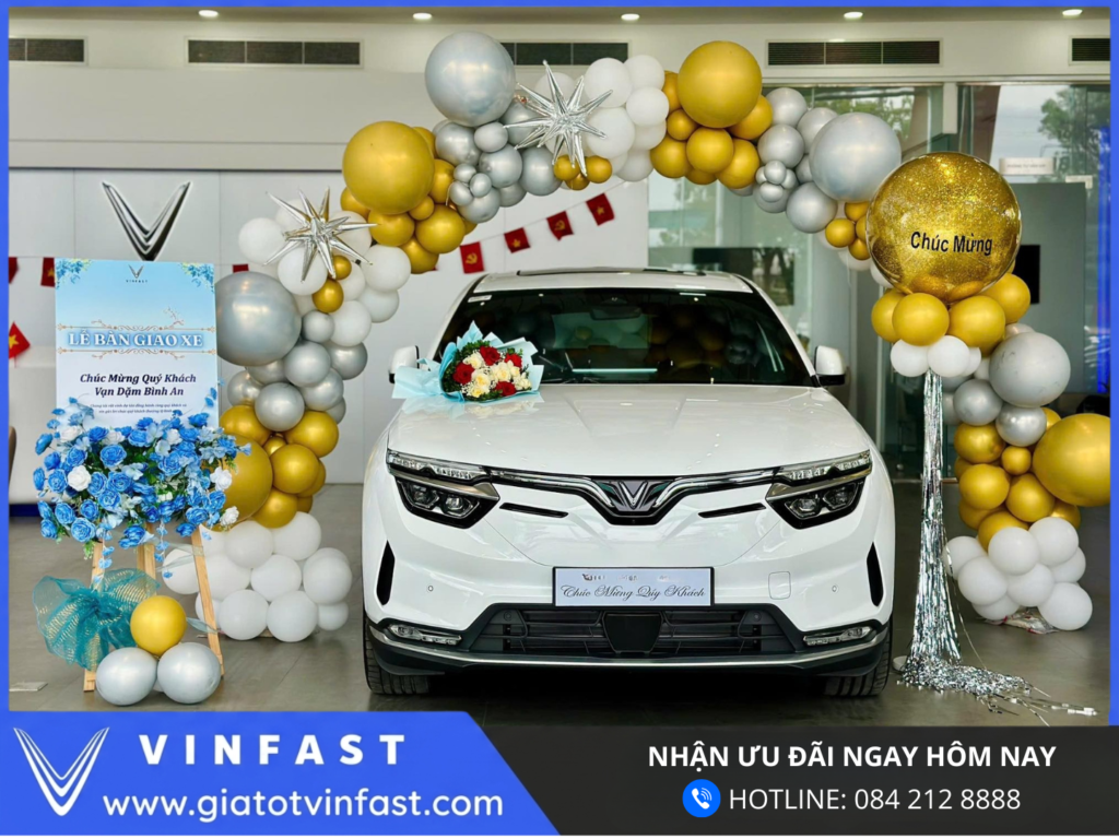 Đầu xe VinFast VF8 SUV điện thiết kế LED chữ V đặc trưng, phong cách sang trọng, hiện đại và khí động học