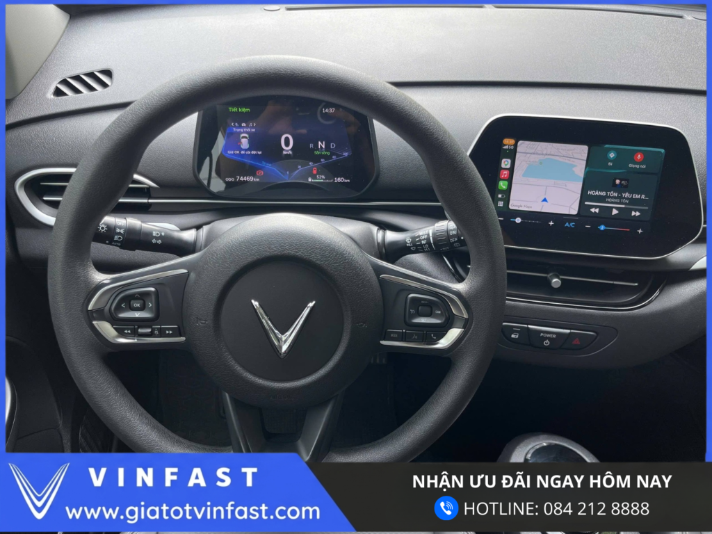 Vị trí lái VinFast VF5 với tầm nhìn rộng và vô lăng hiện đại