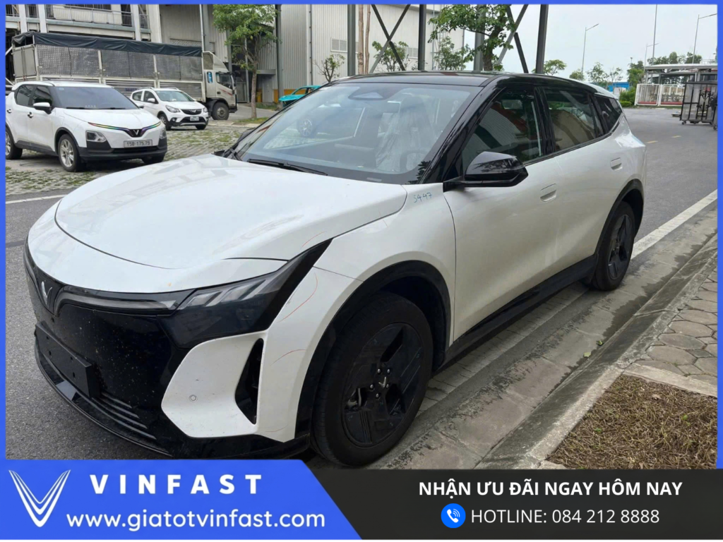 So sánh ngoại thất VinFast VF8 mới và VF8 cũ với thay đổi lớn ở phần đèn hậu và cản sau