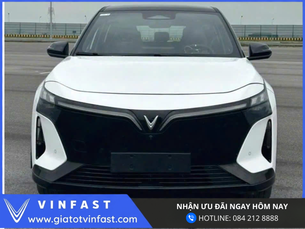 VinFast VF8 mới 2026 với thiết kế đuôi xe hiện đại hơn đỗ cạnh phiên bản VF8 hiện tại tại Việt Nam