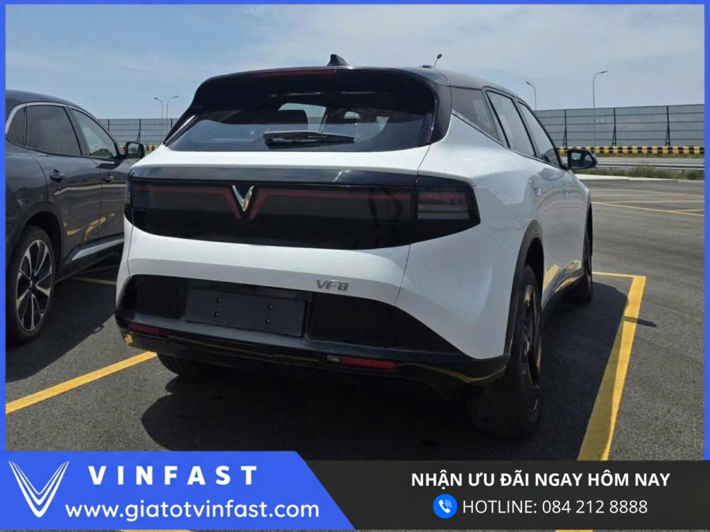 Hình ảnh thực tế VinFast VF8 facelift 2026 chuẩn bị ra mắt với thiết kế phía sau hoàn toàn mới