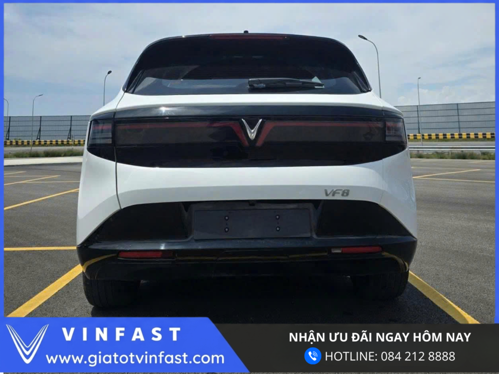 VinFast VF8 phiên bản mới màu trắng xuất hiện trên đường thử với phong cách SUV điện cao cấp hơn